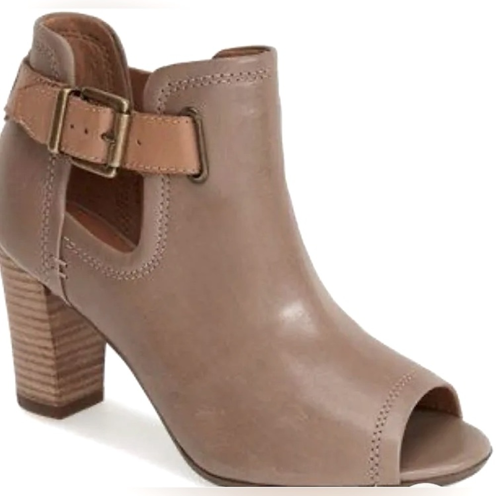 NIB 9.5 Clarks Shira Nicole Taupe Peep Toe Booties